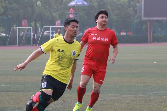 奥布拉克屡献神扑难救主，姆伯莫梅开二度，曼联2-1复仇马竞
