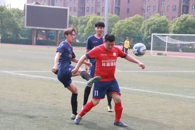 恩迪亚耶表现抢眼，助曼城在德比中胜出