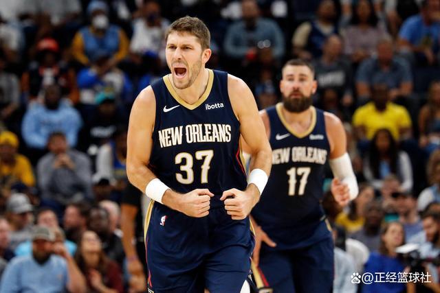 NBA球星布克被曝新恋情 与C罗前任伊莲娜在咖啡馆约会