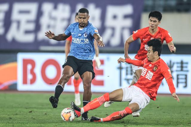 TA记者：米堡接近200万美元签下美国中场伯哈尔特，他合同剩半年